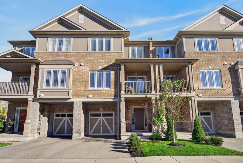 STUNNING TOWNHOUSE IN QUIET STONEY CREEK NEIGHBOURHOOD!